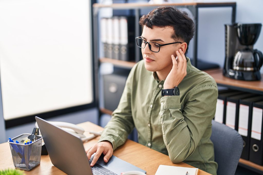 Online Therapist for LGBTQ+ non-binary in San Antonio Texas Non-binary adult in San Antonio Texas looks at computer screen during online therapy session